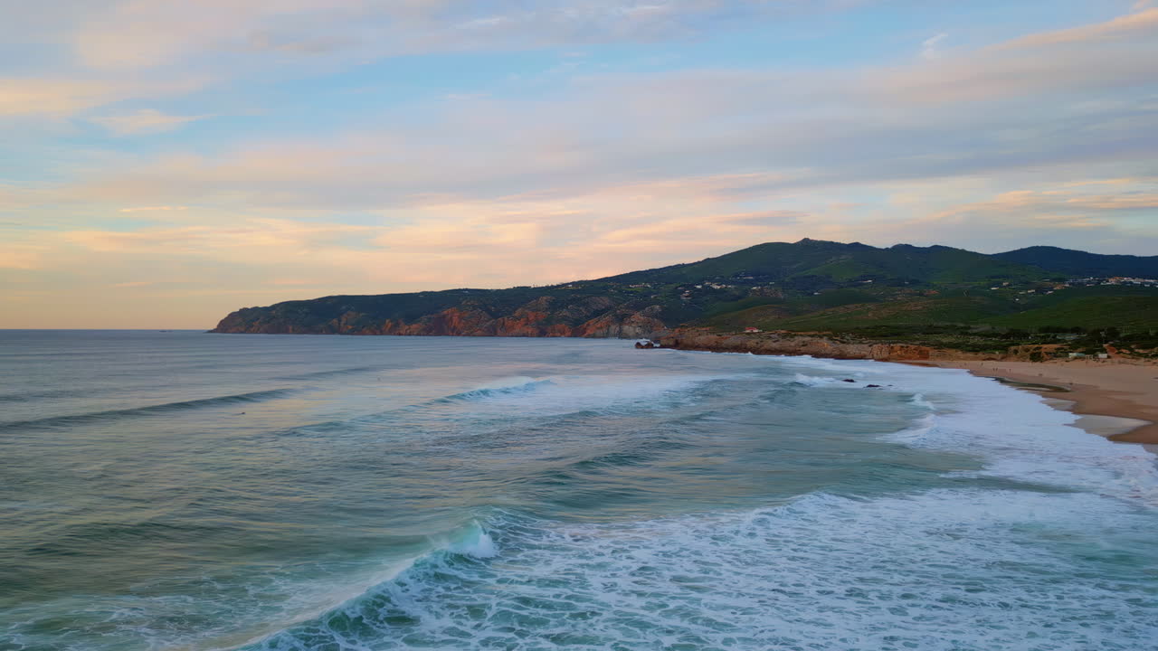 tranquila noche paisaje marino hermosa playa de arena con vista aérea de la montaña.