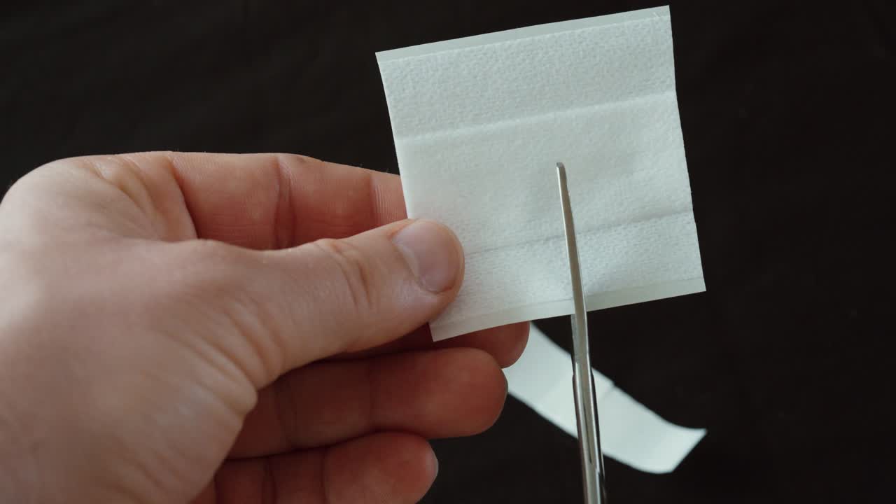 Klipning af plaster – Førstehjælp og plejekoncept
