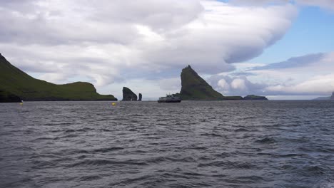 buque pesquero que trabaja en granjas de salmón cerca de drangarnir sea stacks y tindholmur