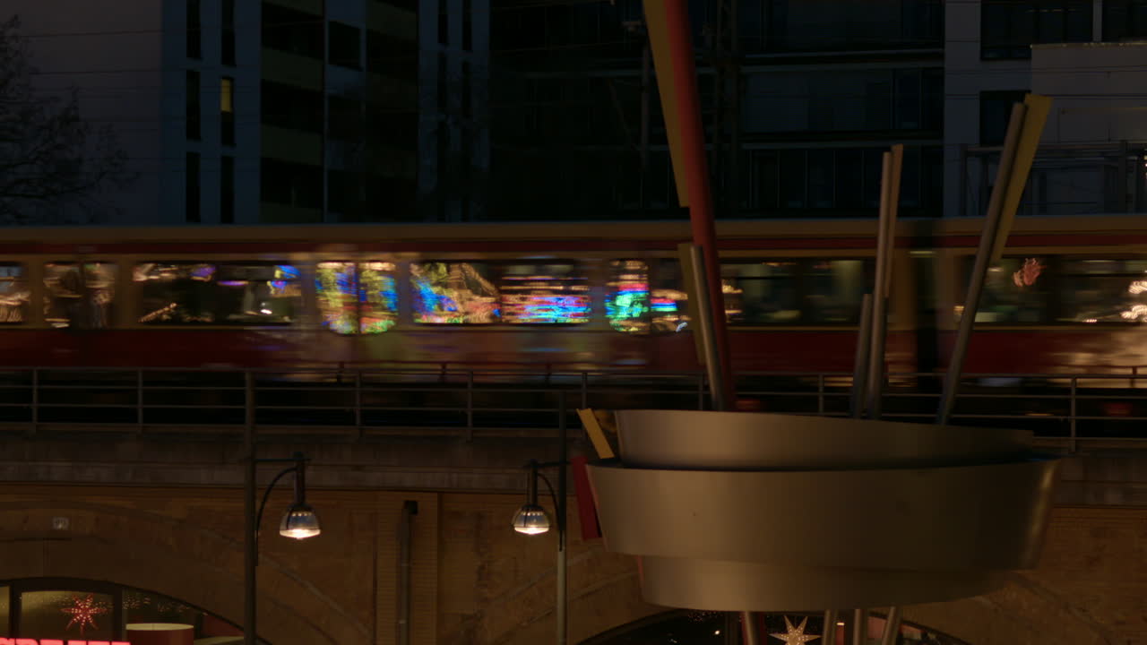 독일 베를린의 알렉산더플라츠에서 야간에 통과하는 s-bahn