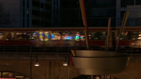 독일 베를린의 알렉산더플라츠에서 야간에 통과하는 s-bahn