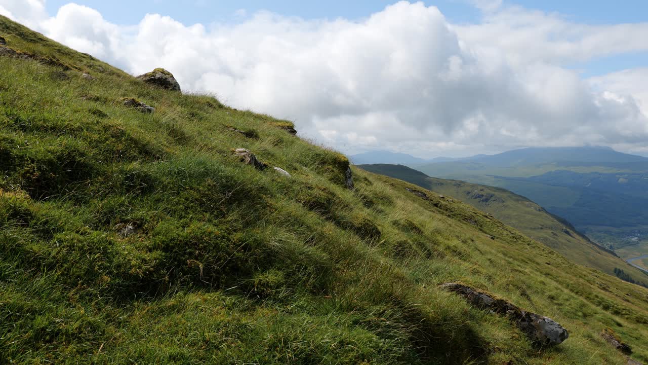 paisaje de las tierras altas escocesas cerca de ben more, la montaña más alta de las colinas crianlarich