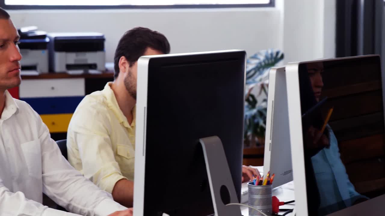 책상 에서 일 하는 기업 임원 들