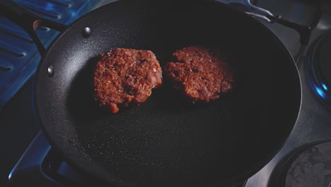 Geben-Sie-Die-Gemahlenen-Putenfrikadellen-Zum-Kochen-In-Eine-Heiße,-Beschichtete-Pfanne