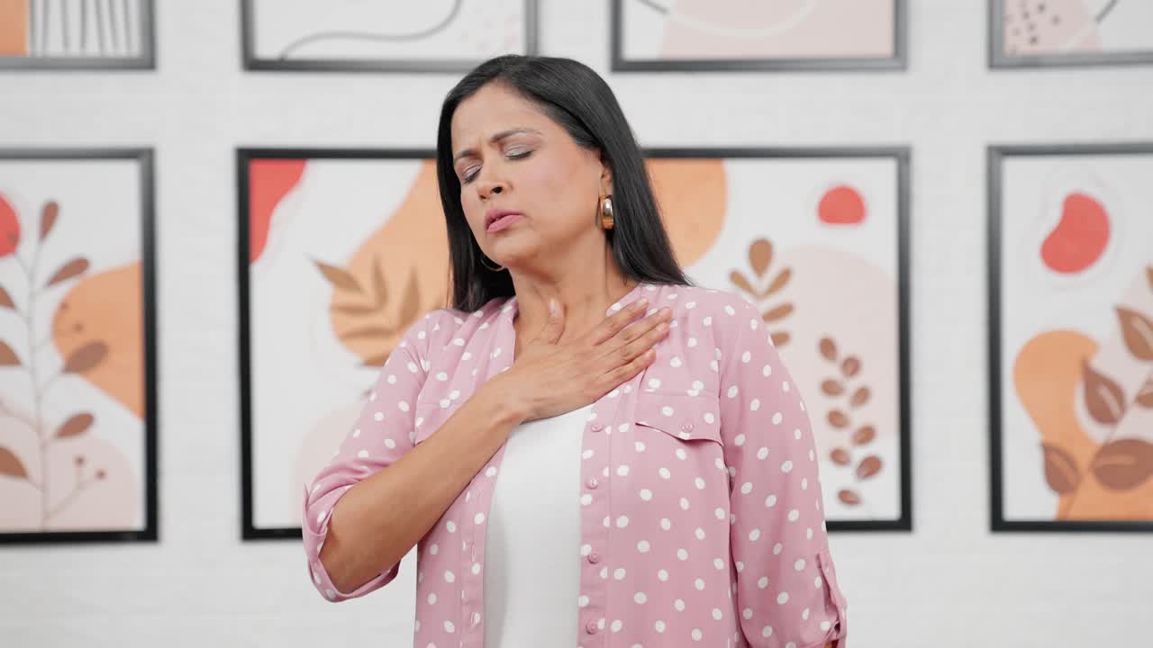 la mujer india moderna se siente incómoda.