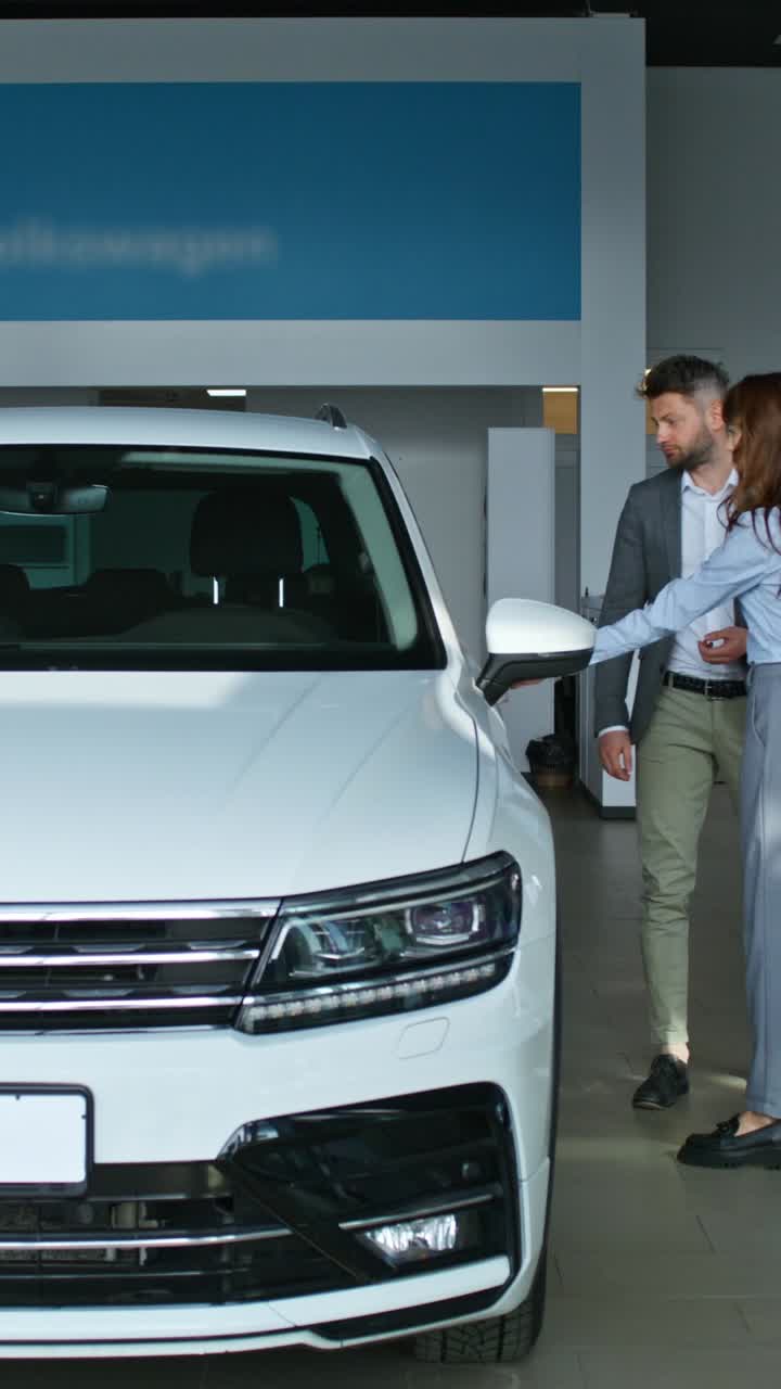 cliente viendo un suv blanco en un concesionario de automóviles