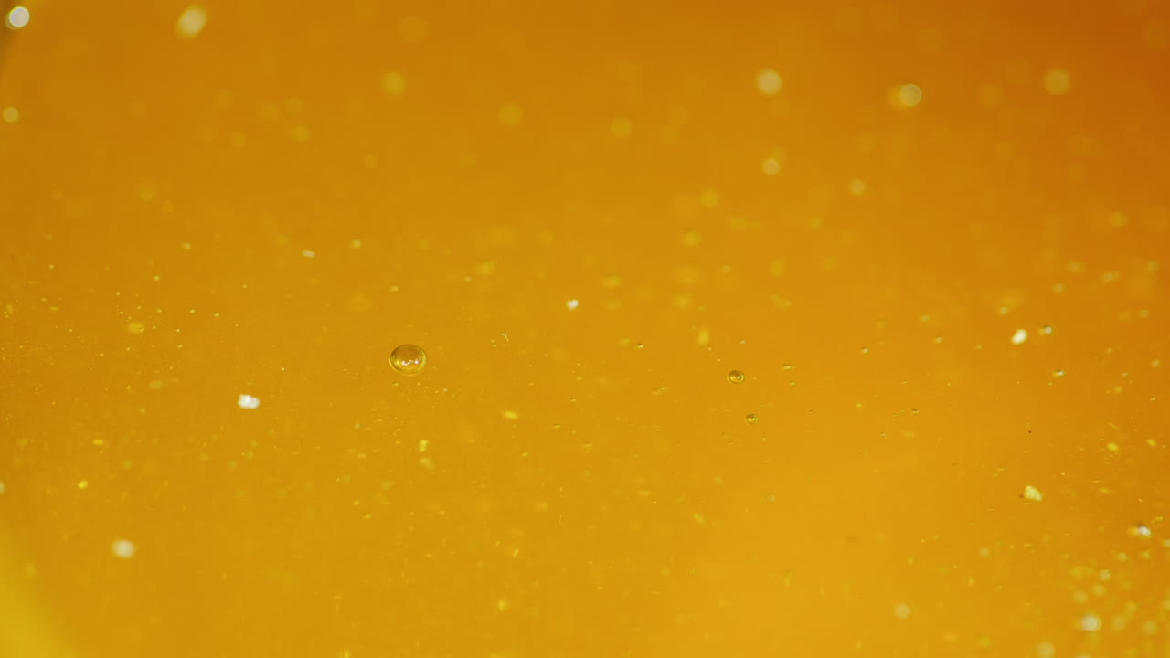 新鮮な純粋な蜂蜜をプレートに注ぐ 健康的な食事と健康食品 スローモーションビデオ