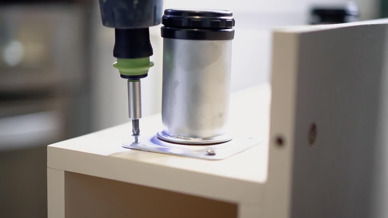 atornillar el tornillo en la superficie de la mesa con un destornillador 1 de cerca