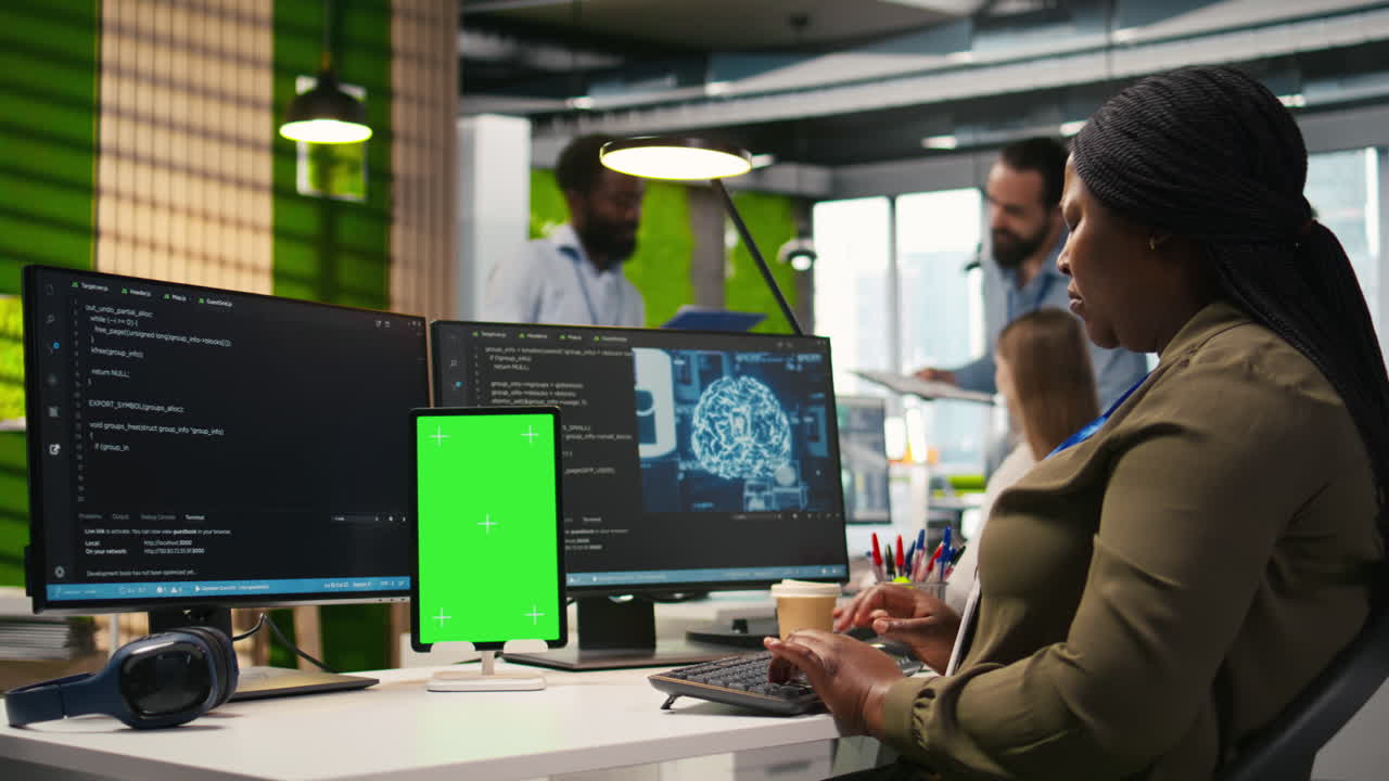 Administrateur codant sur une tablette à écran isolé, développant des API d'apprentissage automatique.