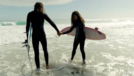 pareja caminando hacia el mar 4k