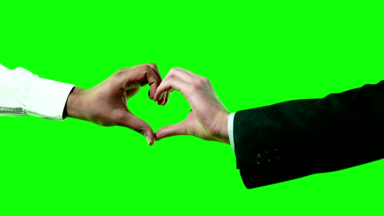 símbolo de amor en forma de corazón por 2 hombres de negocios en traje y camisa en pantalla verde 4k video footage set.