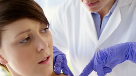 terapeuta mujer señalando un topo de su paciente