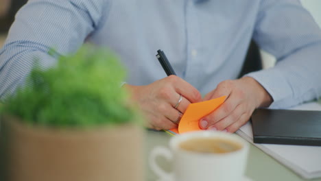 사업가들은 붙여진 메모를 사용합니다.