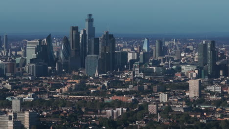 Toma-Aérea-Ajustada-De-Los-Rascacielos-De-Londres-Al-Mediodía.