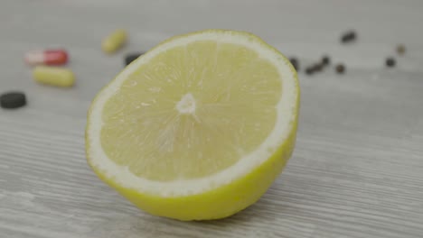 rebanada de limón con pastillas