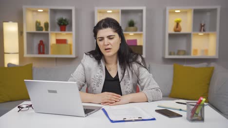 la mujer trabajadora de oficina en casa está enojada y furiosa
