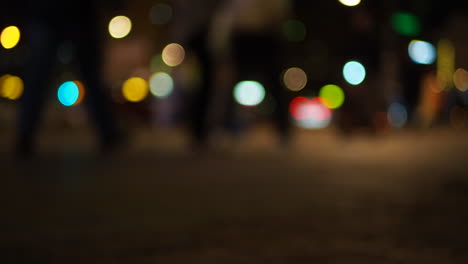 multitudes de personas en la calle en el centro de la ciudad por la noche