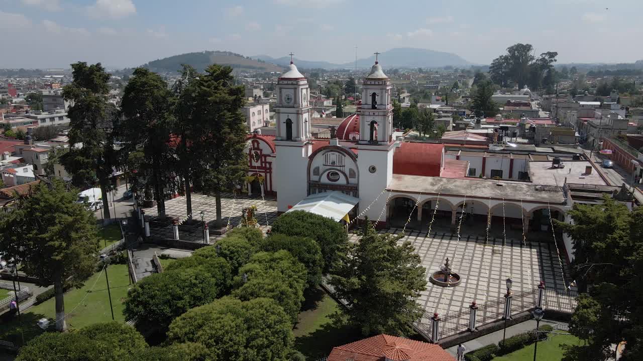 disparo de drone girando sobre la plaza principal, la cruz atrial, el convento y el palacio municipal en almoloya, ciudad de méxico