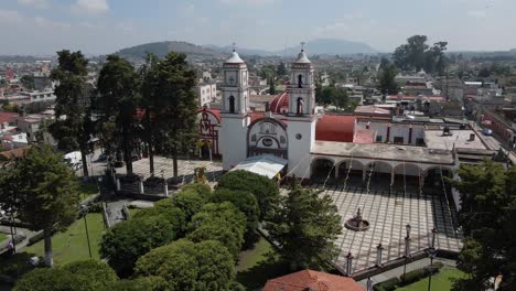 drone-shot-rotating-over-the-main-square,-the-atrial-cross,-the-convent-and-the-municipal-palace-in-Almoloya,-Mexico-City