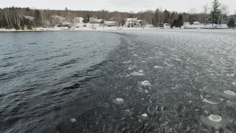 Ondas-Ondulantes-Se-Encuentran-Con-Capas-De-Hielo-Rotas-Lago-4k