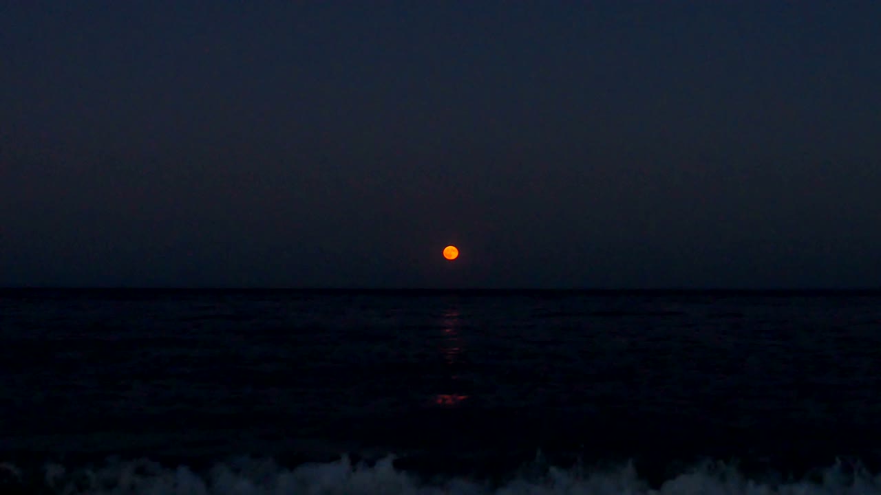 바다 위의 보름달 4k