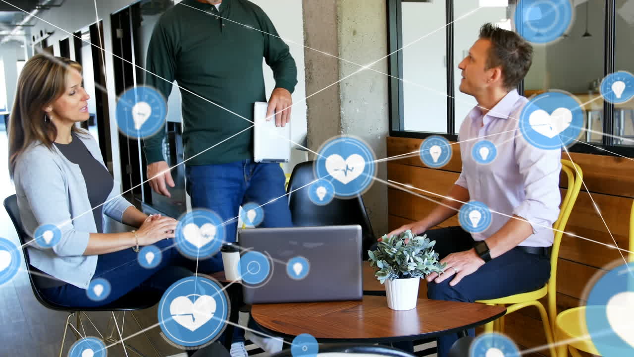 다양한 사업가들이 사무실에서 노트북을 통해 논의하는 디지털 아이콘 네트워크의 애니메이션