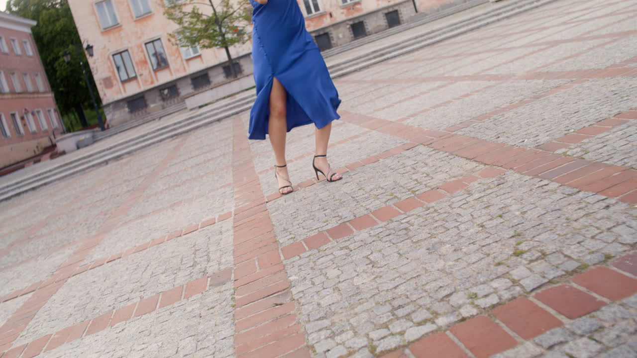 여성 미용사가 스파 살롱에서 목 마사지를 하고 있다