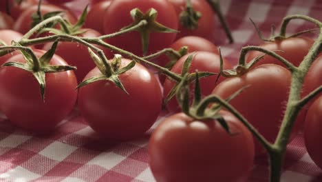 Nahaufnahme-Von-Kirschtomaten-In-Roter-Tischdecke,-Frische,-Natürliche,-Pflanzliche-Nahrung