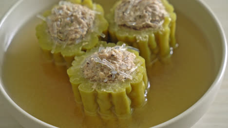 calabaza amarga rellena con cerdo picado sazonado y tazón de sopa de fideos