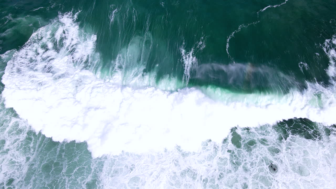 gran ola poderosa avanza hacia la costa en el atlántico