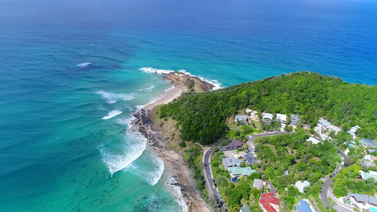 멋진 햇살이 비치는 해안의 공중 촬영