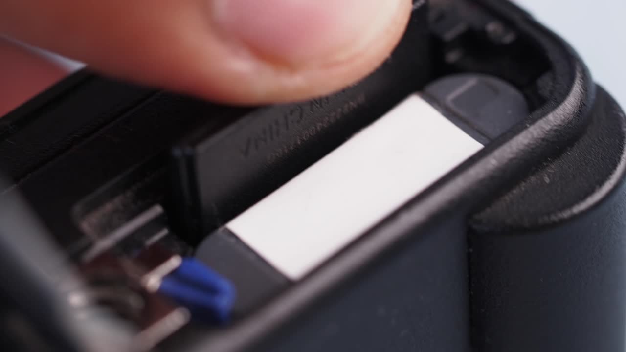 inserción de la batería en la cámara