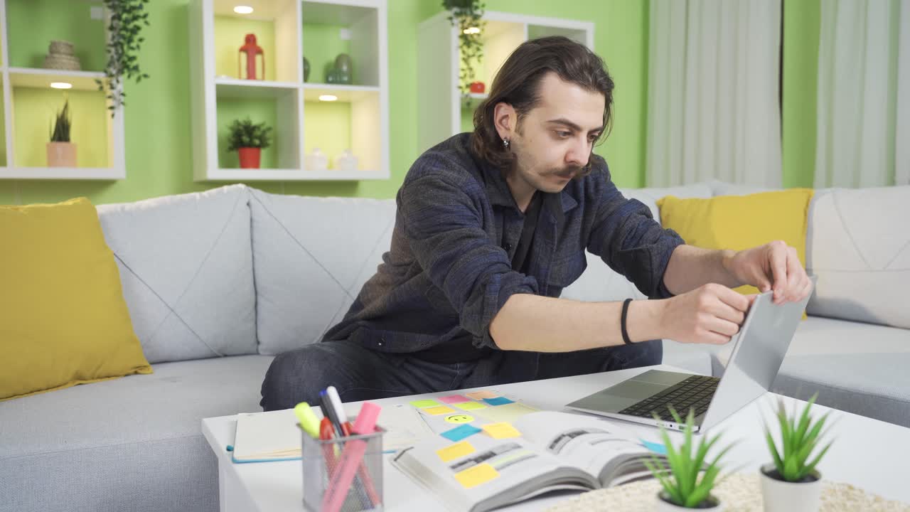 un joven independiente que trabaja desde casa.