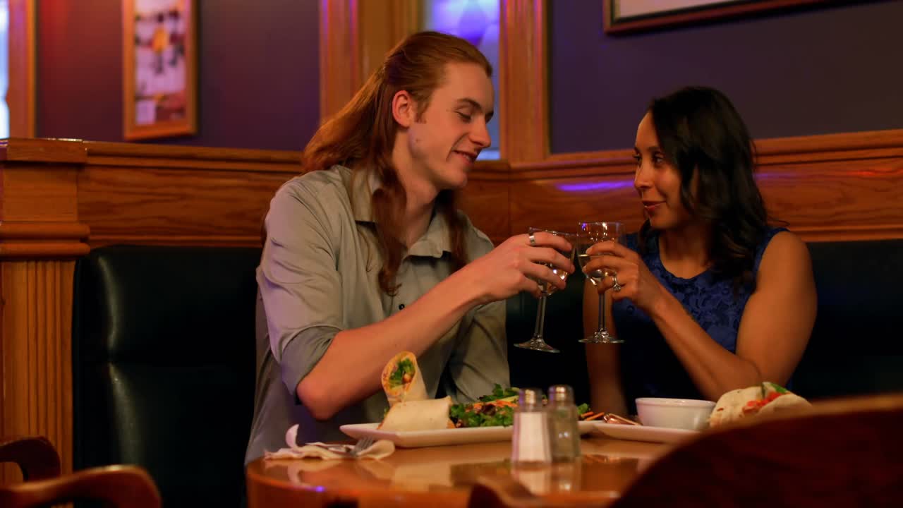 나이트 클럽 4k에서 와인을 마시는 커플