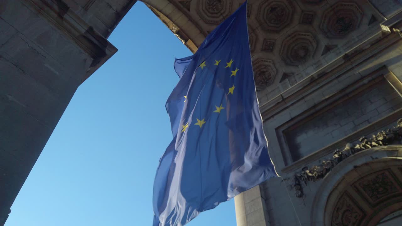 Bandiera dell'UE che sventola sotto il monumento del Cinquantenario a Bruxelles