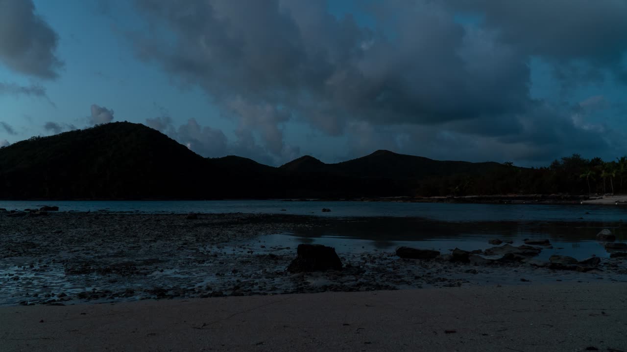 Bassa marea nella baia di un'isola tropicale remota delle Fiji, nuvole che si formano nel cielo, timelapse.