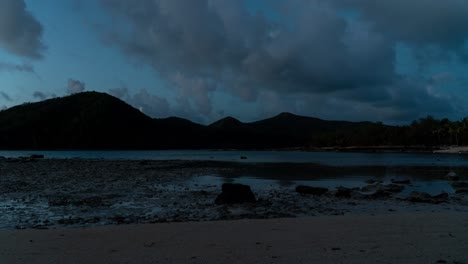 Marea-Baja-En-La-Bahía-De-Una-Isla-Tropical-Remota-En-Fiji,-Nubes-Formándose-En-El-Cielo,-Lapso-De-Tiempo