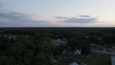 Una-Foto-De-Un-Dron-De-Un-Pequeño-Pueblo-Al-Atardecer-Con-Fondo-De-Cielo-Amarillo