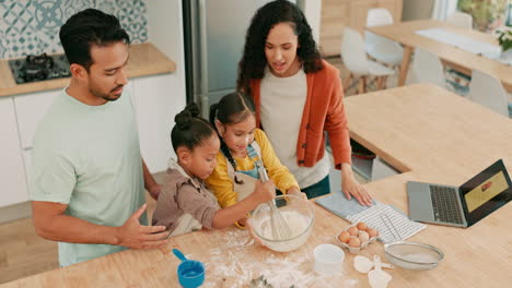 Computadora-Portátil,-Tazón-Y-Una-Familia-Horneando-En-La-Cocina