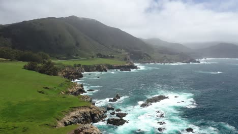 Movimiento-Lento-De-Olas-Salpicando-En-Afloramientos-Rocosos-En-Carmel-Bay-A-Lo-Largo-De-Big-Sur-En-California