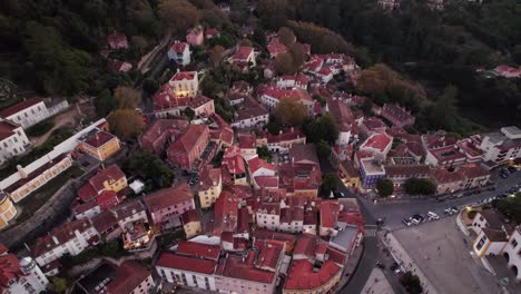 Toma-De-Drones-Cinematográficos-Aéreos-Que-Dan-Vueltas-Alrededor-De-La-Antigua-Ciudad-De-Sintra-Y-Revelan-Las-Hermosas-Casas-Antiguas-De-Lisboa,-Portugal