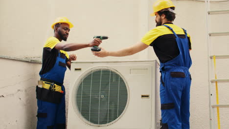 ingenieros abriendo el aire acondicionado oxidado