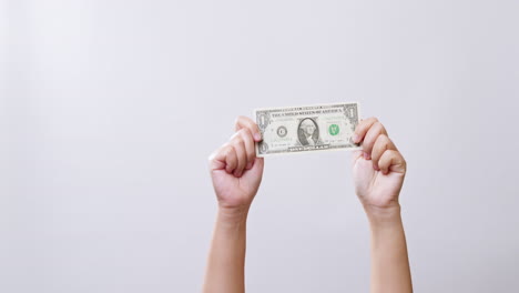 mujeres con moneda de dólar americano