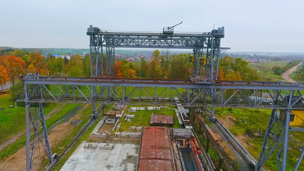 небесный вид промышленный кран на промышленном городе. кран на промышленном фоне