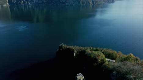 Huge-lake-surrounded-by-trees-and-mountains