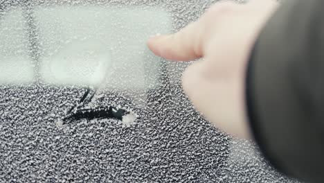 Frohes-Neues-Jahr-2023-Auf-Schneebedecktem-Hintergrund,-Geschrieben-Mit-Dem-Finger-Auf-Fenster