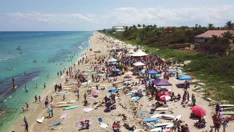 remar en la playa sobre el paso elevado de la multitud con aguas cristalinas en el sur de florida