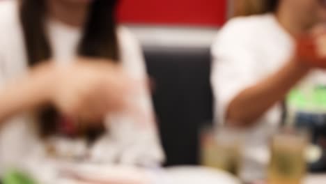 amigos disfrutando de una comida caliente juntos