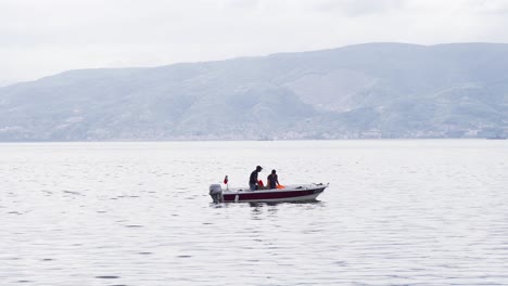 Barco-Navegando-Por-El-Mar.