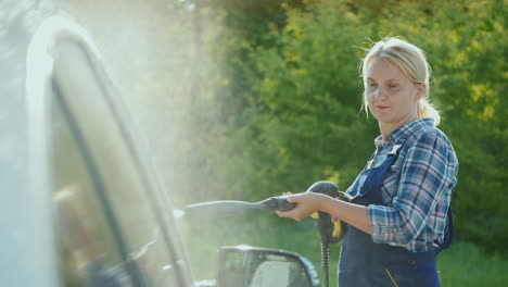 Aktive-Frau-Mittleren-Alters-Wäscht-Ihr-Auto-Im-Hinterhof-Des-Hauses